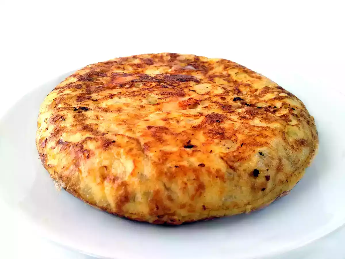 Tortilla de patatas con queso de cabra y cebolla caramelizada - foto 2