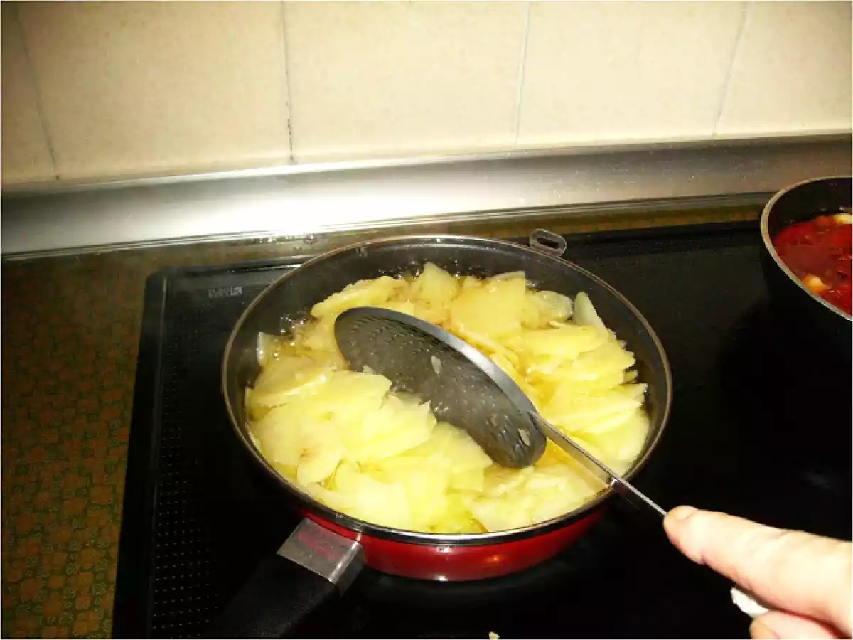 TORTILLA DE PATATAS O ESPAÑOLA - foto 3