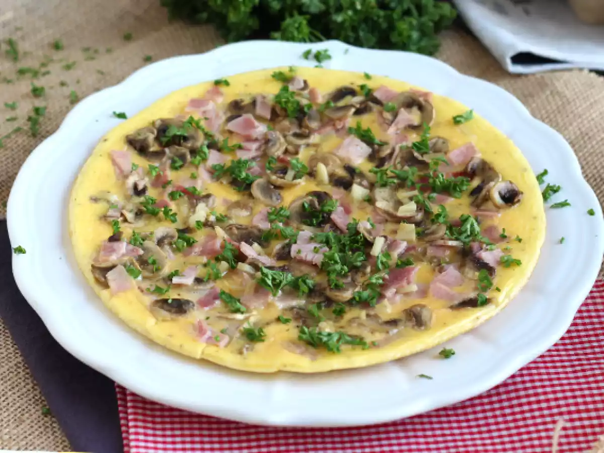 Tortilla fácil con champiñones, jamón y perejil