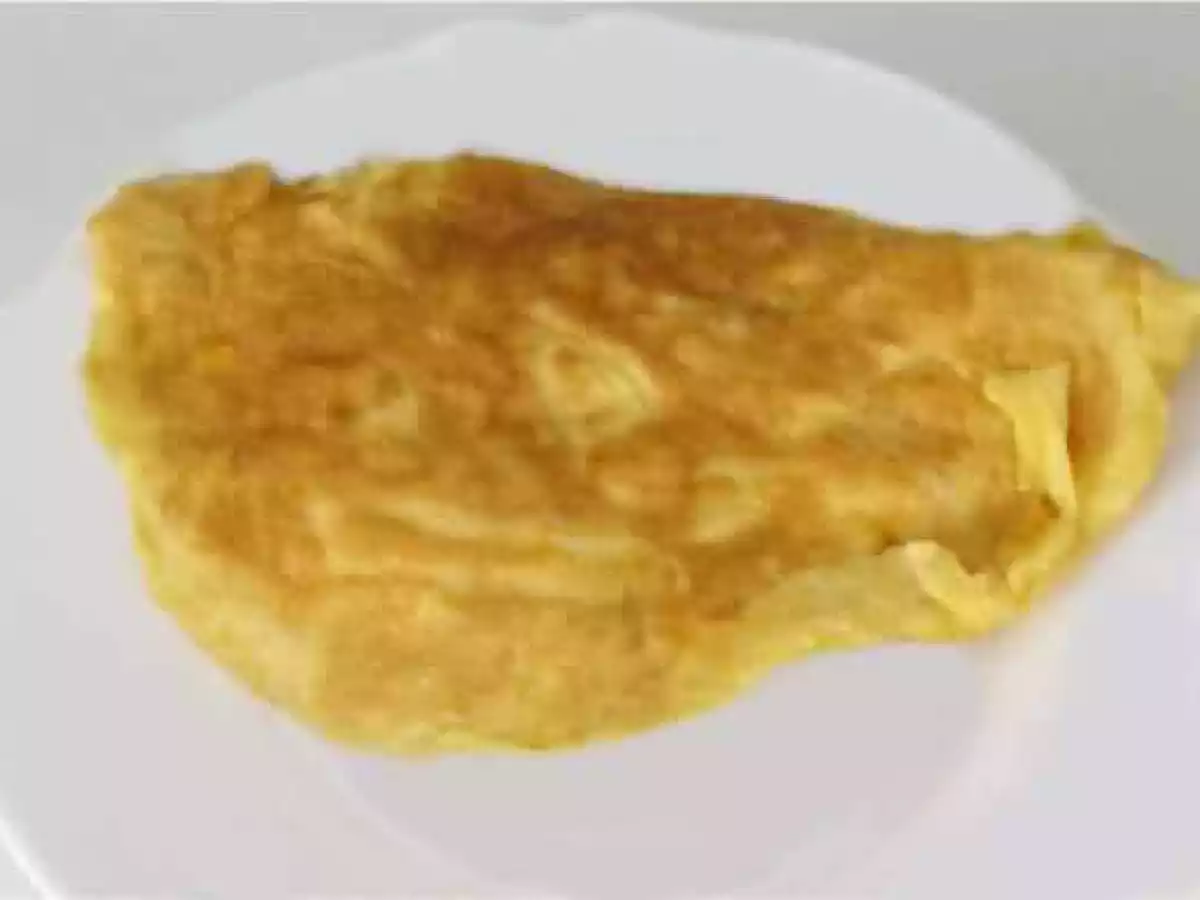TORTILLA FRANCESA CON QUESO Y SALCHICHON