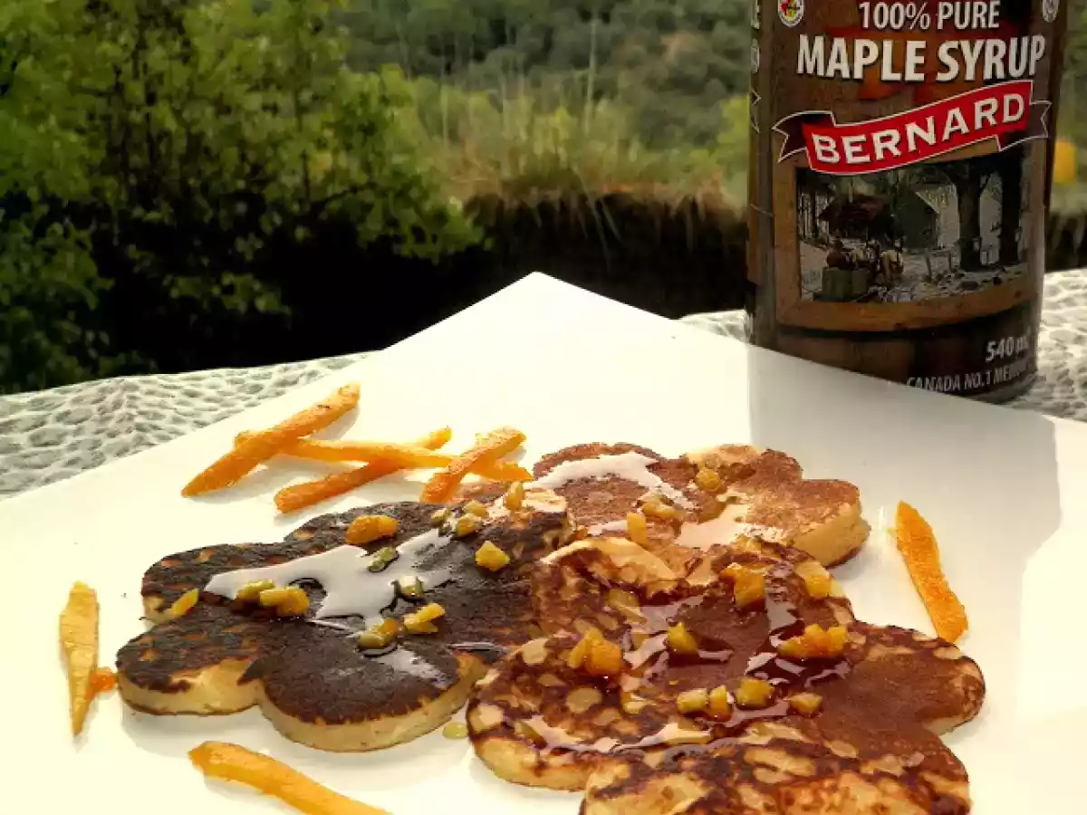 Tortitas con naranja confitada y jarabe de arce (maple syrup).