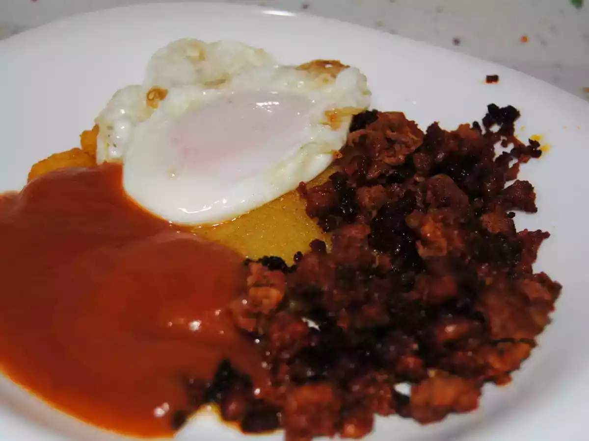 Tortos de maíz con huevos y picadillo - foto 3