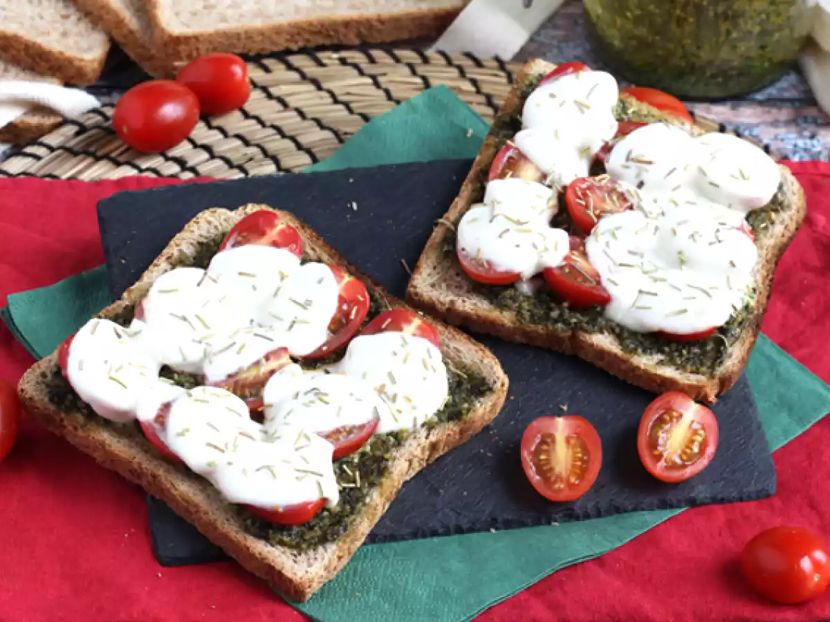 Tosta con pesto, tomates cherry y queso mozzarella