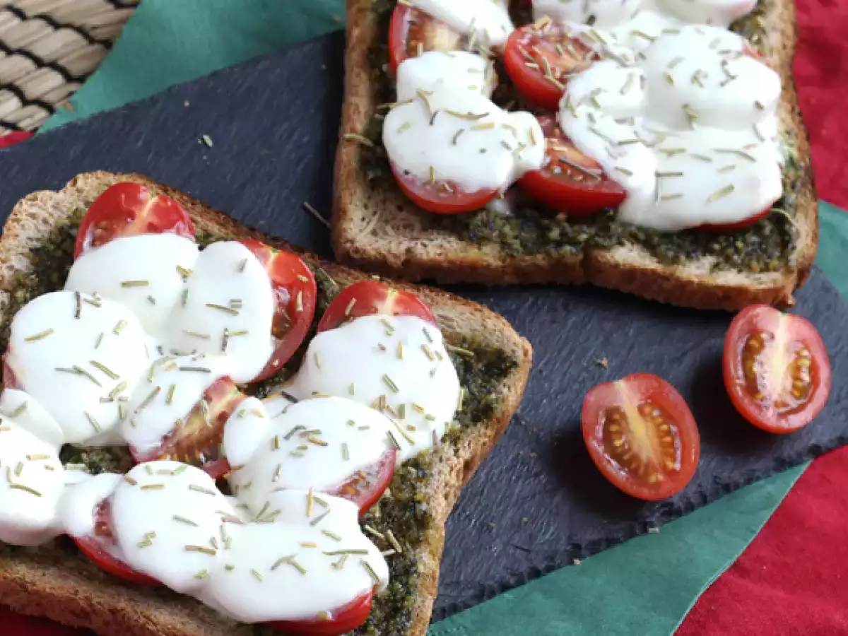 Tosta con pesto, tomates cherry y queso mozzarella - foto 2
