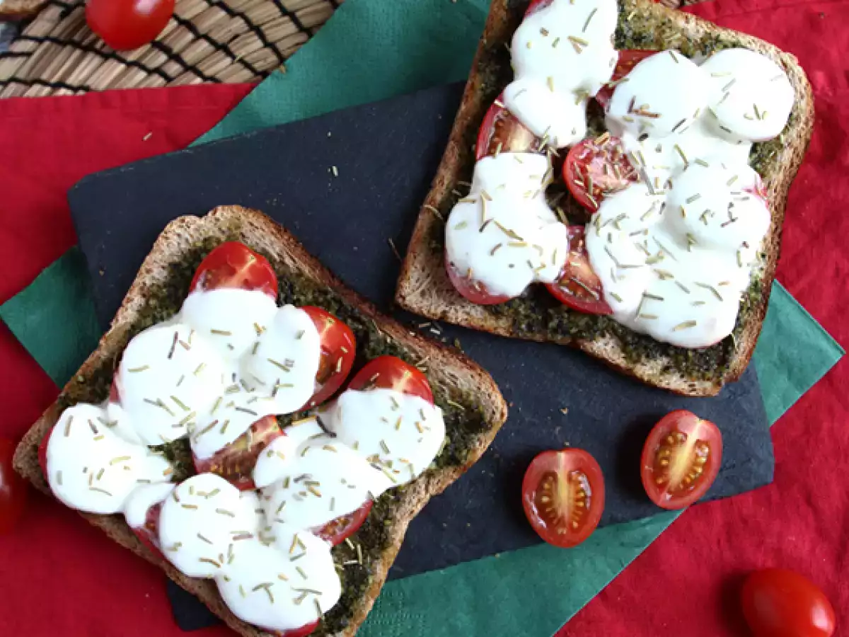 Tosta con pesto, tomates cherry y queso mozzarella - foto 3