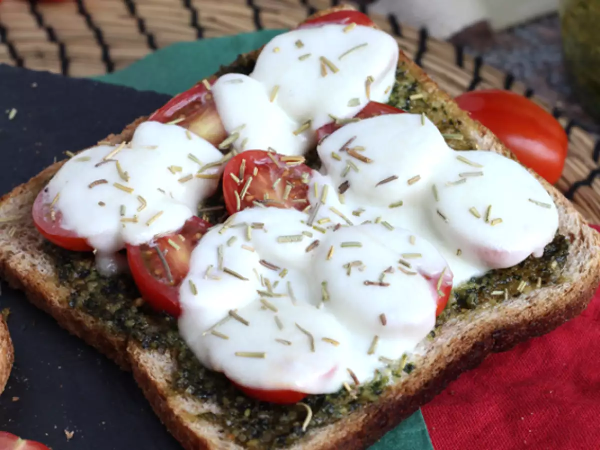 Tosta con pesto, tomates cherry y queso mozzarella - foto 4