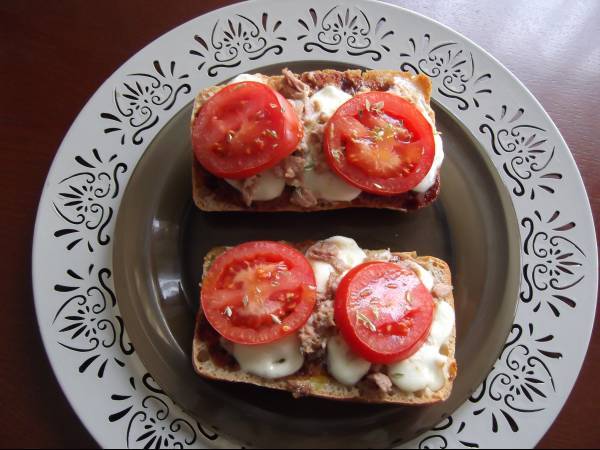 TOSTA DE ATÚN, TOMATE Y MOZZARELLA