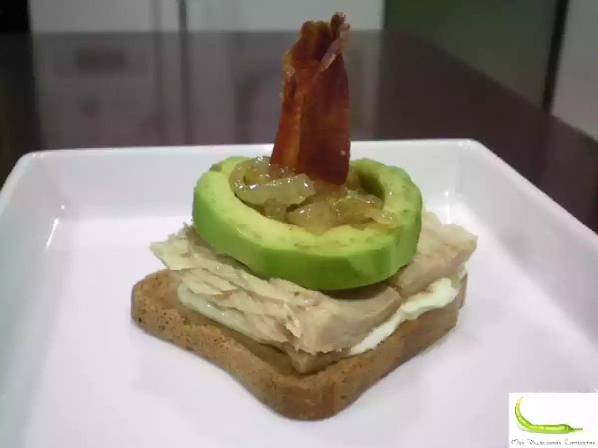 Tosta de bonito y aguacate con cebolla caramelizada y crujiente de ibérico