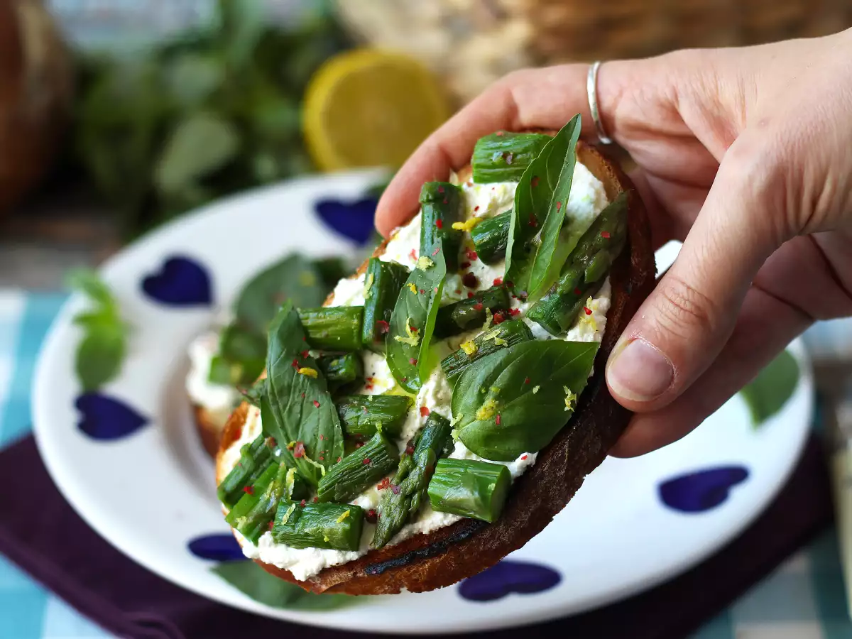 Tosta de espárragos, ricotta, limón y albahaca - foto 2