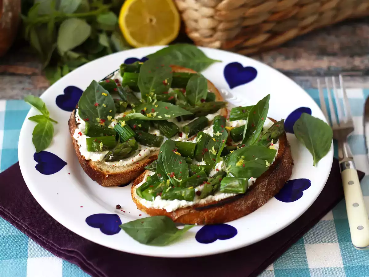 Tosta de espárragos, ricotta, limón y albahaca - foto 3