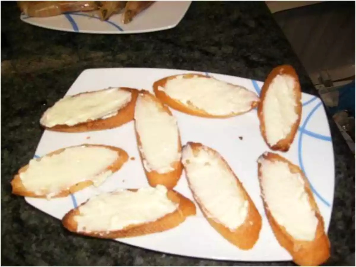 TOSTA DE GAMBAS AL AJILLO CON ALIOLI - foto 5