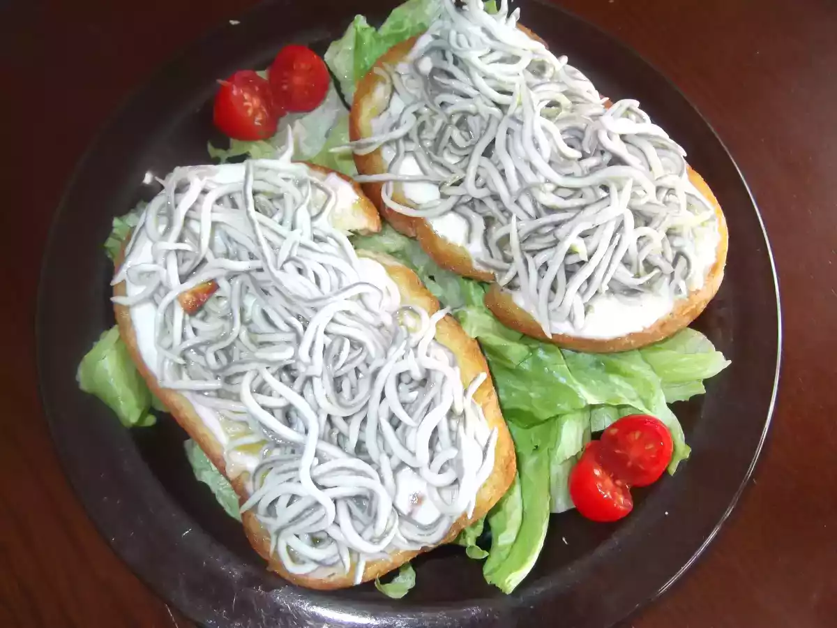 TOSTA DE GULAS CON ALIOLI