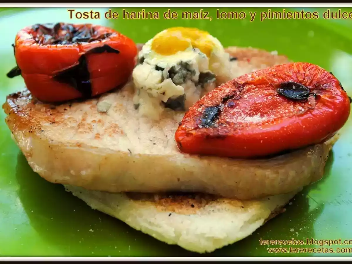 Tosta de harina de maíz, lomo y pimiento dulce.