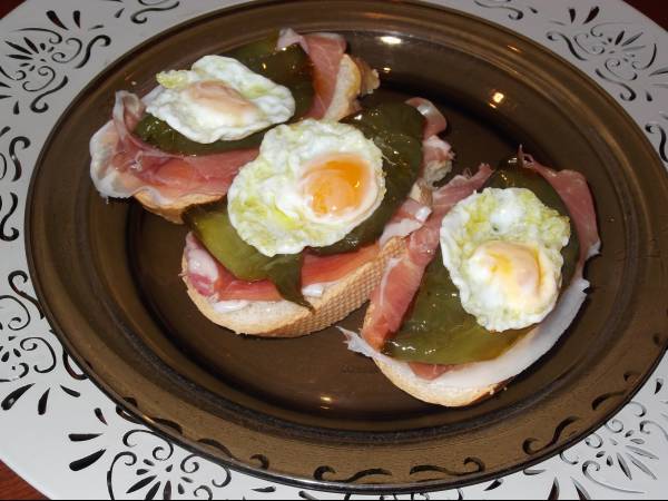 TOSTA DE JAMÓN CON HUEVO DE CODORNIZ Y PIMIENTOS