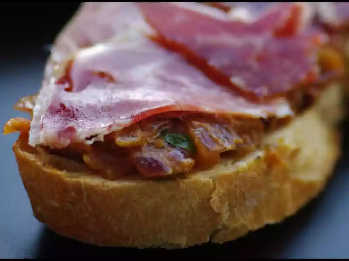 Tosta de jamón con tomate y albahaca