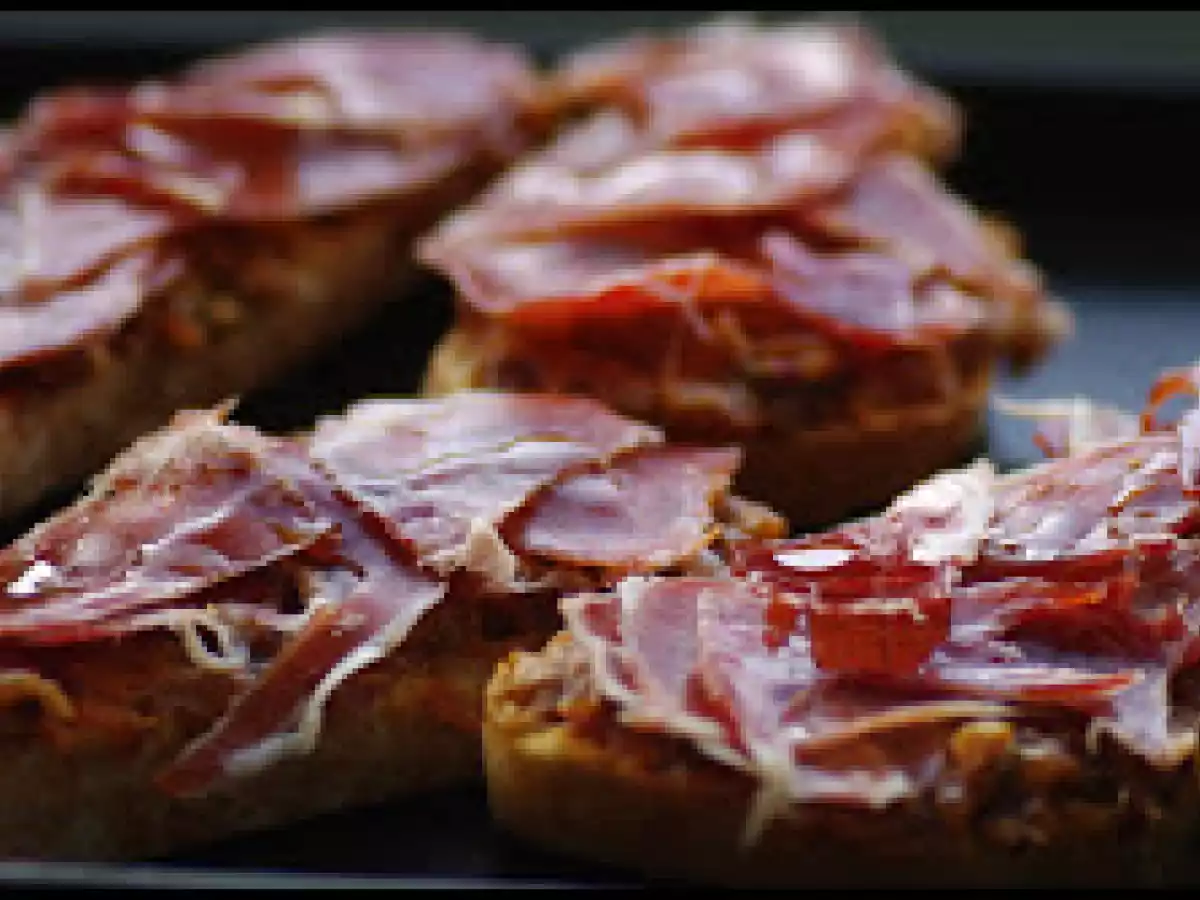 Tosta de jamón con tomate y albahaca - foto 2