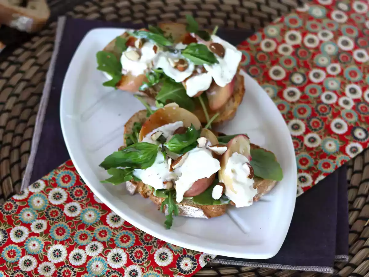 Tosta de melocotón asado y burrata