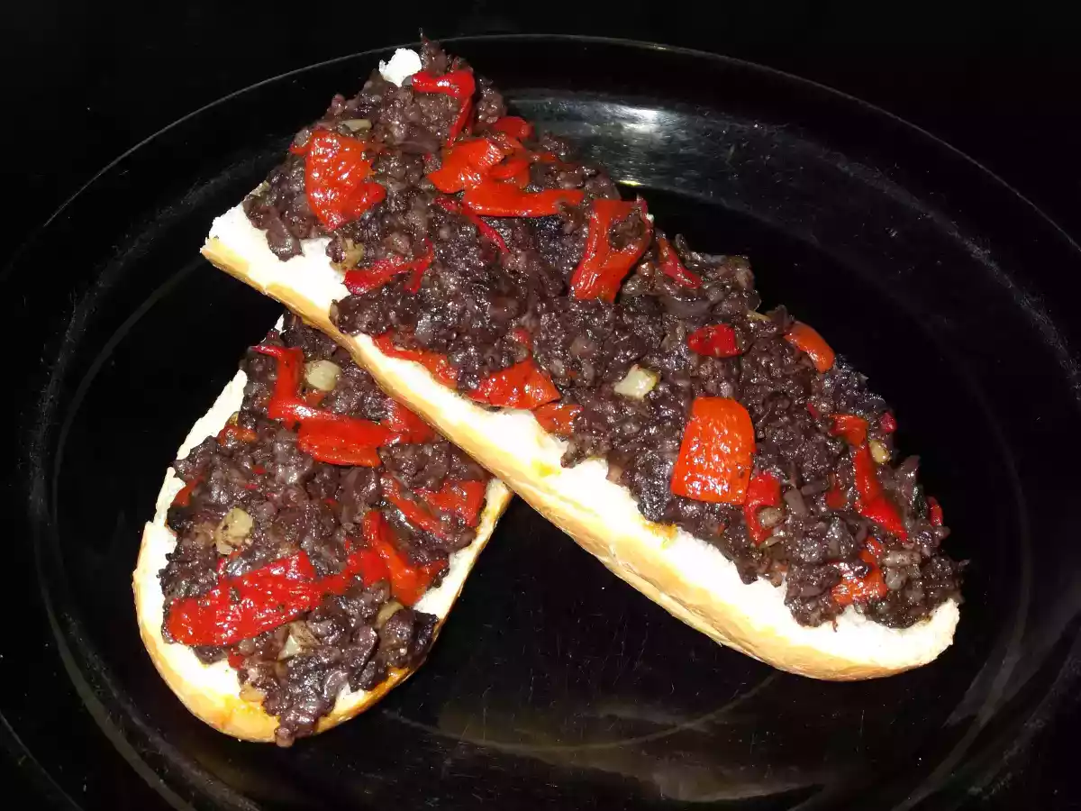 TOSTA DE MORCILLA CON PIMIENTOS