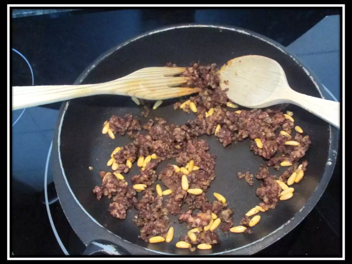 TOSTA DE MORCILLA DE ARROZ CON PIÑONES - foto 3