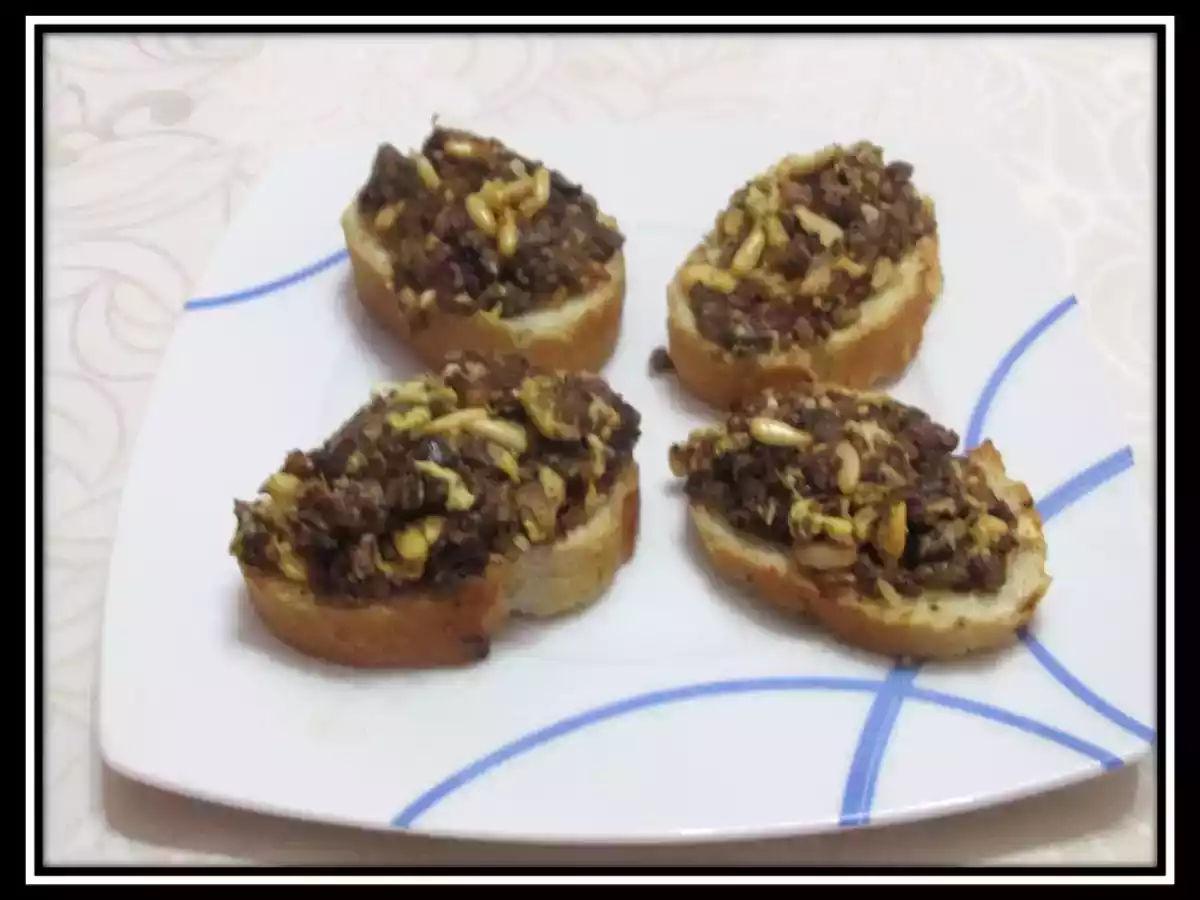 TOSTA DE MORCILLA DE ARROZ CON PIÑONES - foto 5