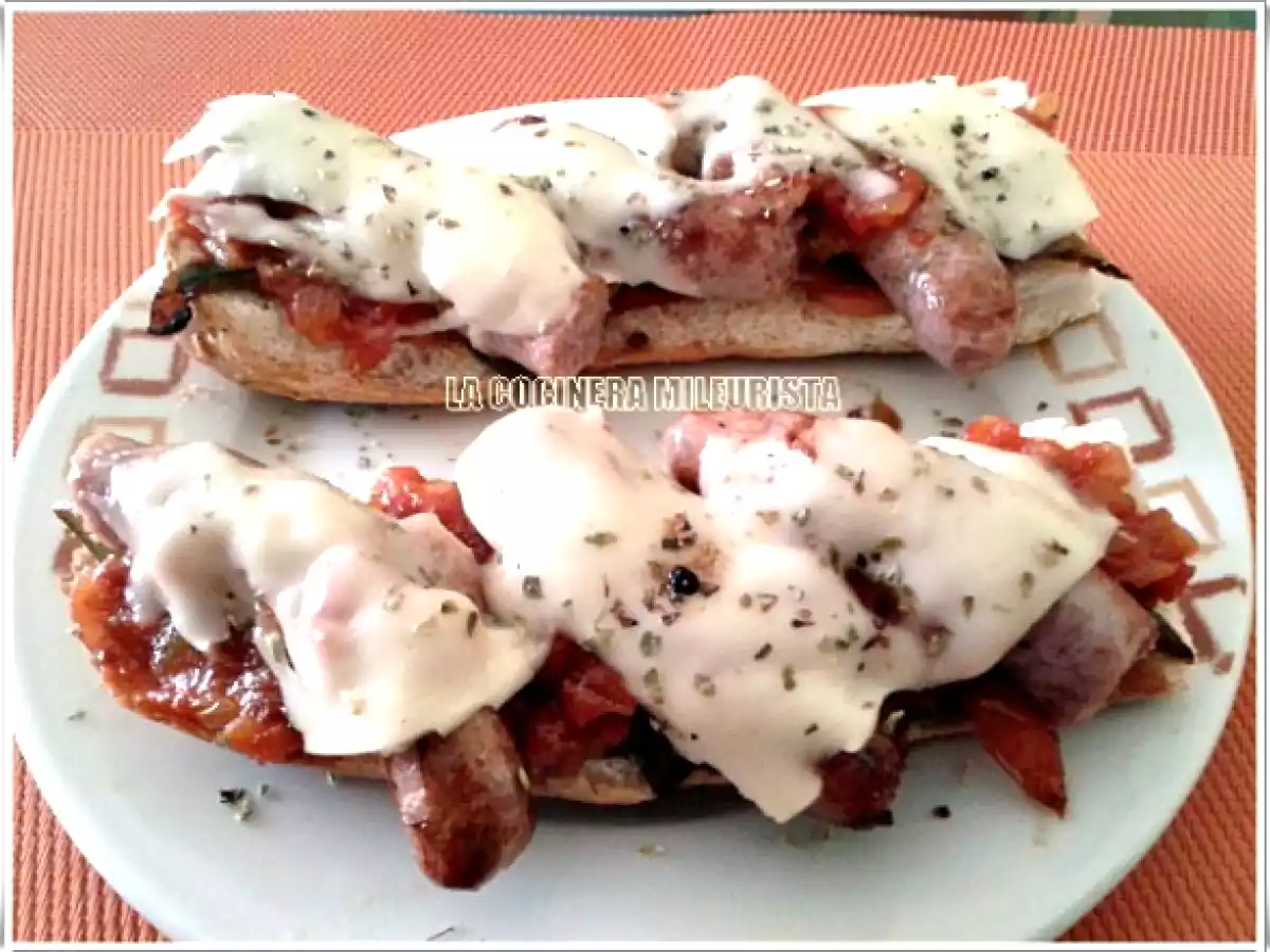 Tosta de pan con salchichas de cerdo y queso provolone