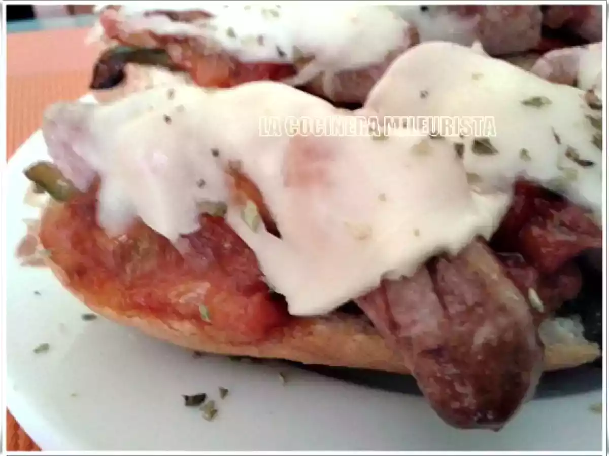 Tosta de pan con salchichas de cerdo y queso provolone - foto 2