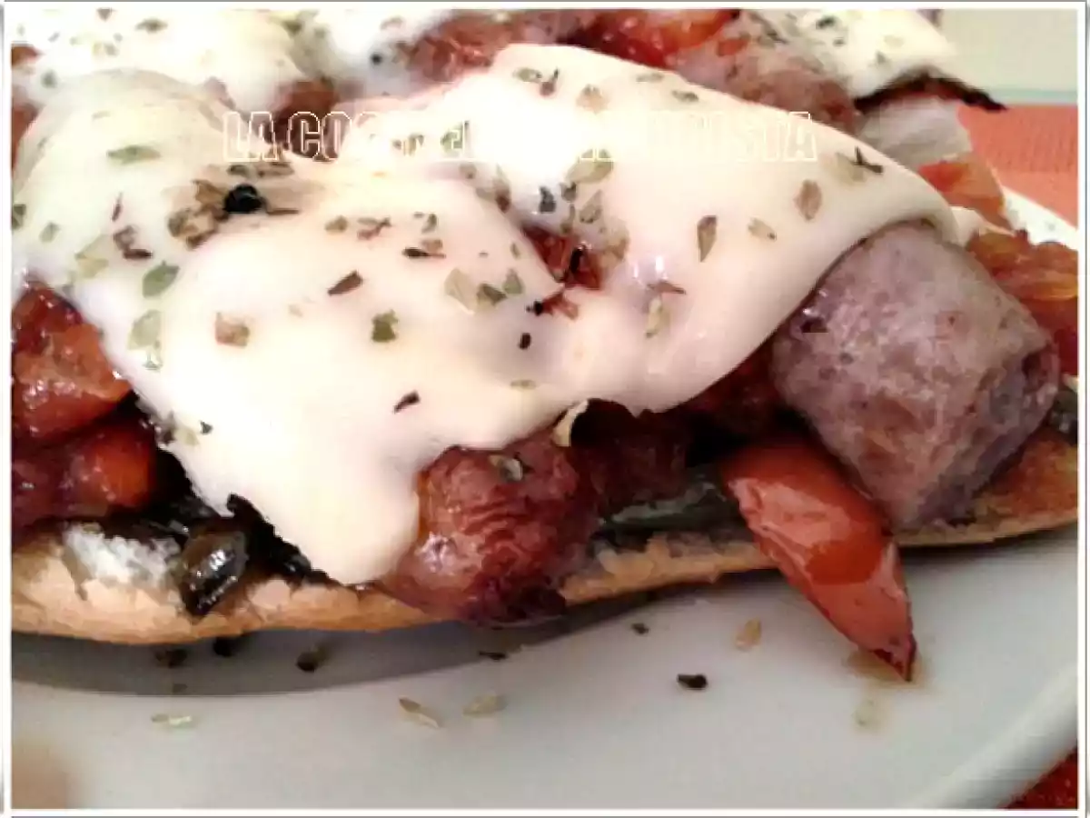 Tosta de pan con salchichas de cerdo y queso provolone - foto 3