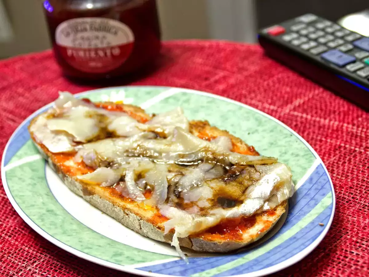 Tosta de pimiento endulzado y bacalao ahumado