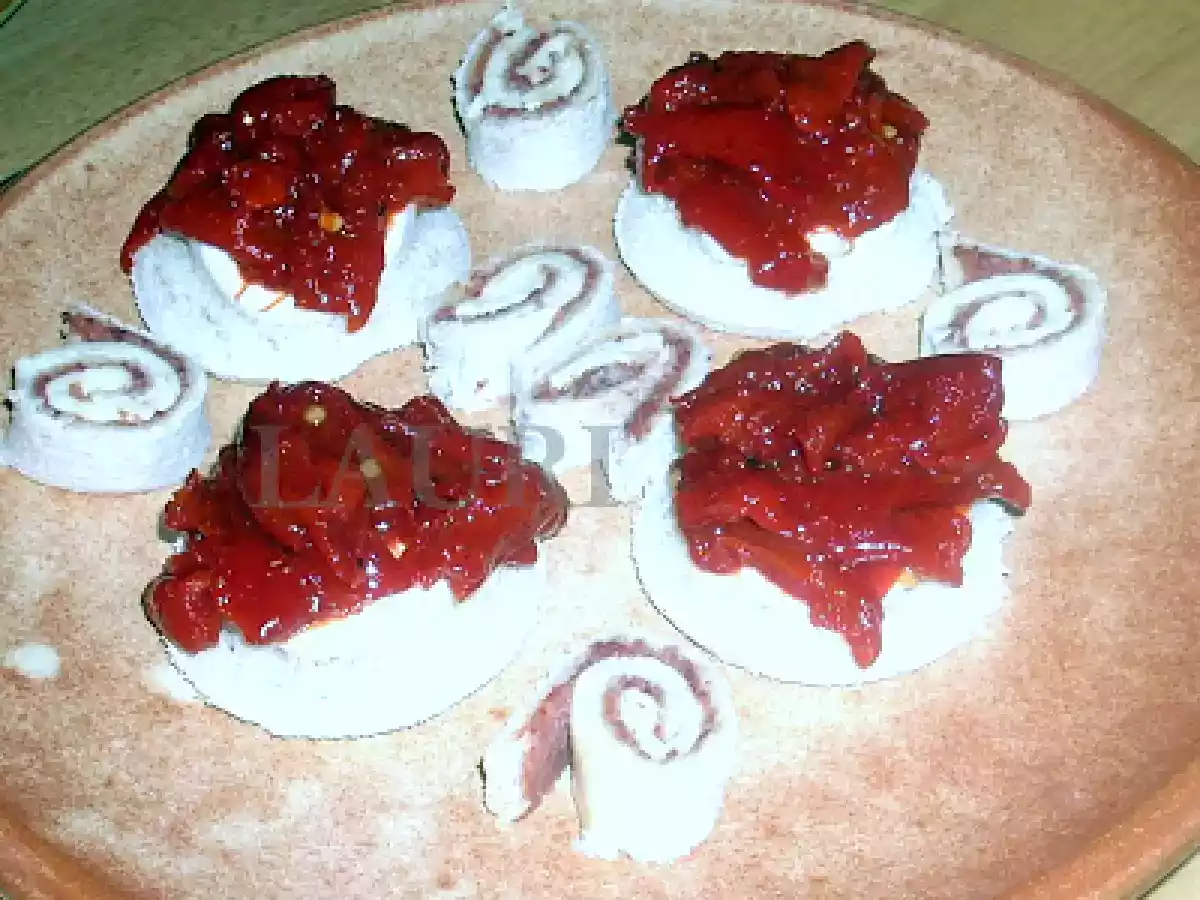 TOSTA DE PIMIENTOS CONFITADOS CON QUESO DE CABRA Y ROLLITO DE PATÉ