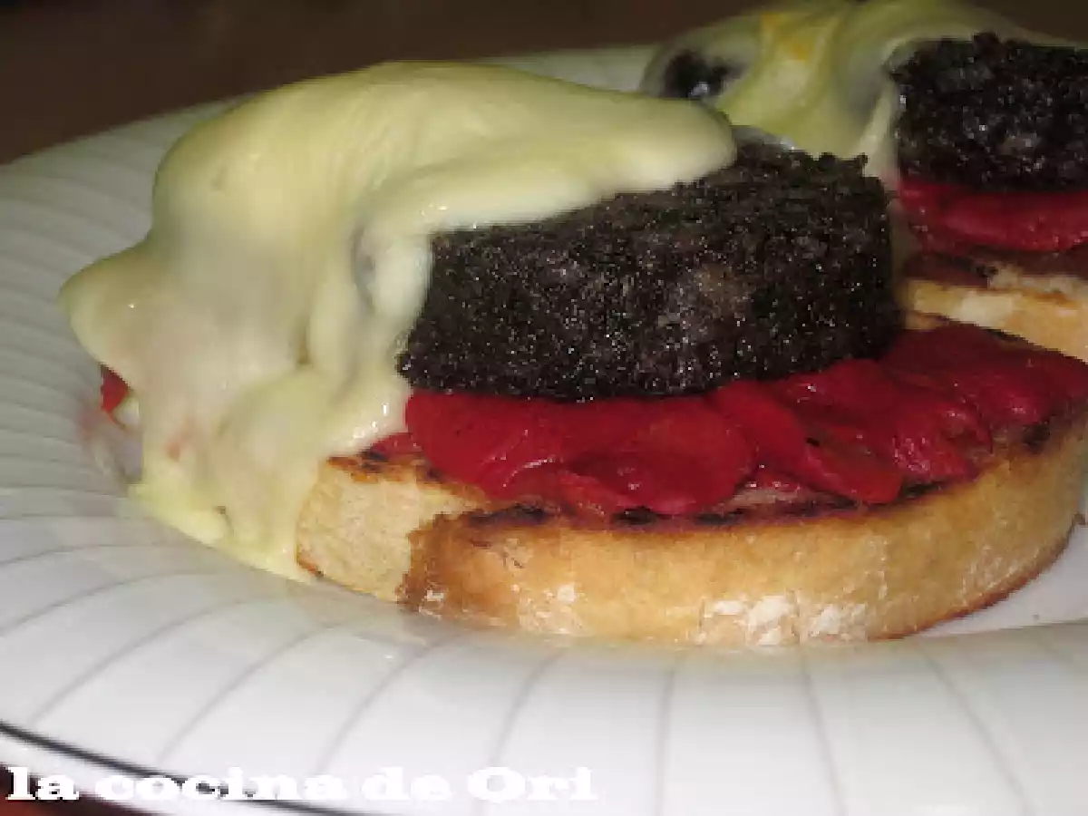 Tosta de pimientos de piquillo con morcilla y queso fundido - foto 2
