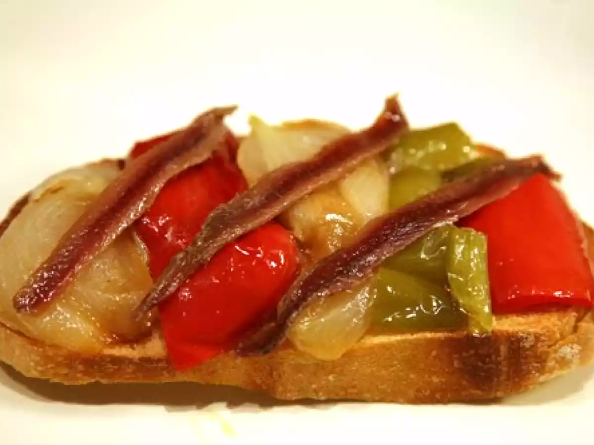Tosta de pisto con anchoas