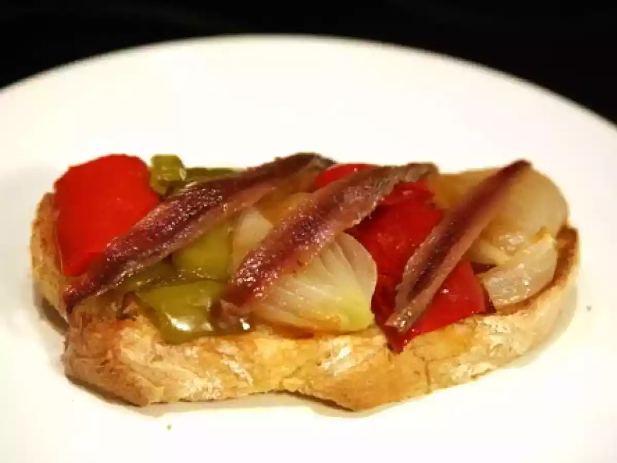 Tosta de pisto con anchoas - foto 3