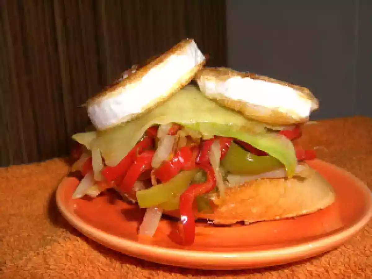 TOSTA DE PISTO DE CALABACIN Y PIMIENTOS CON QUESO DE CABRA