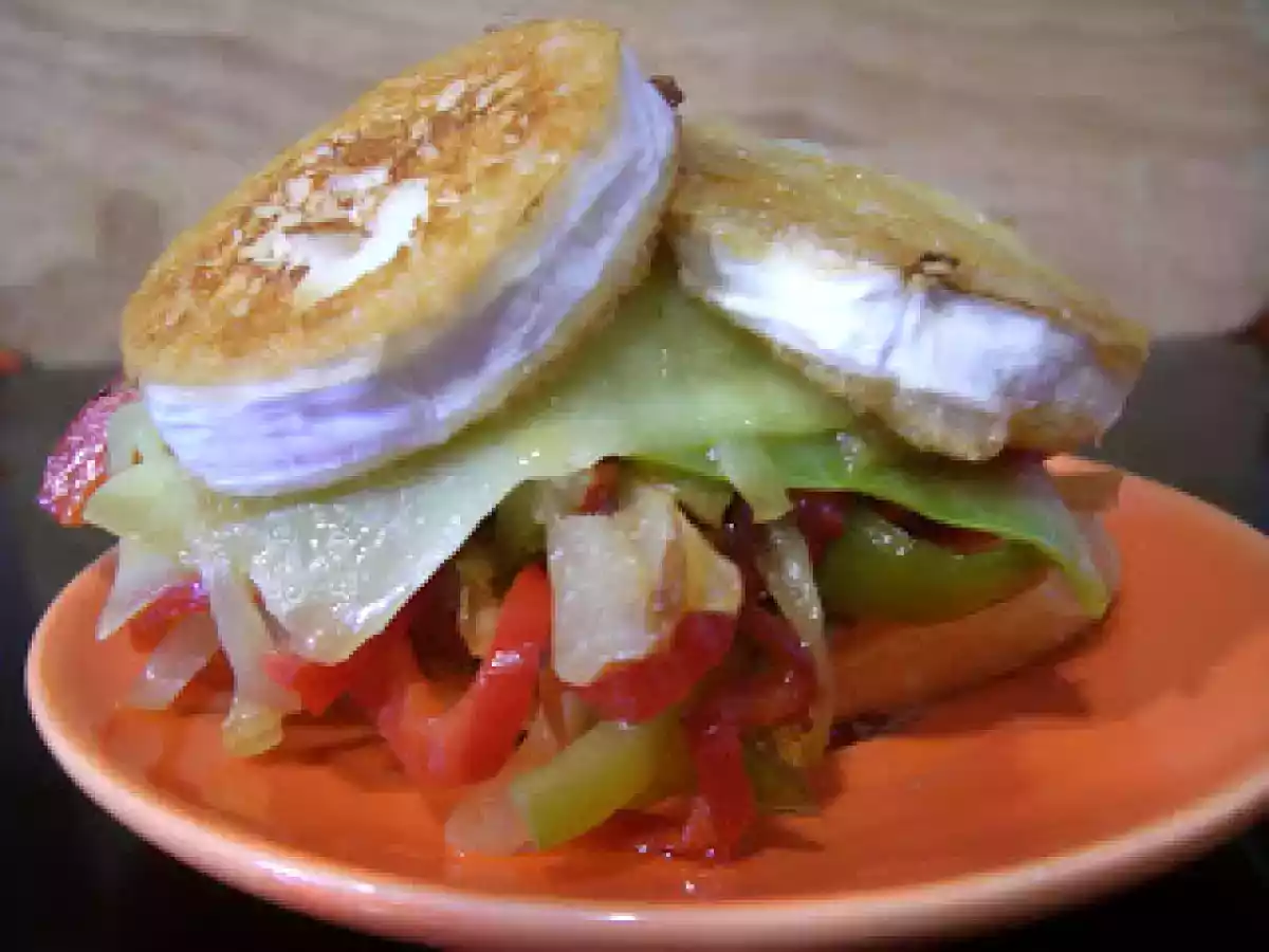 TOSTA DE PISTO DE CALABACIN Y PIMIENTOS CON QUESO DE CABRA - foto 2