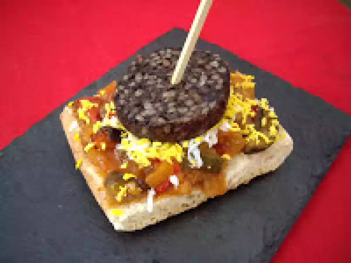 Tosta de pisto y huevo con morcilla de arroz (Morcilla de Burgos)