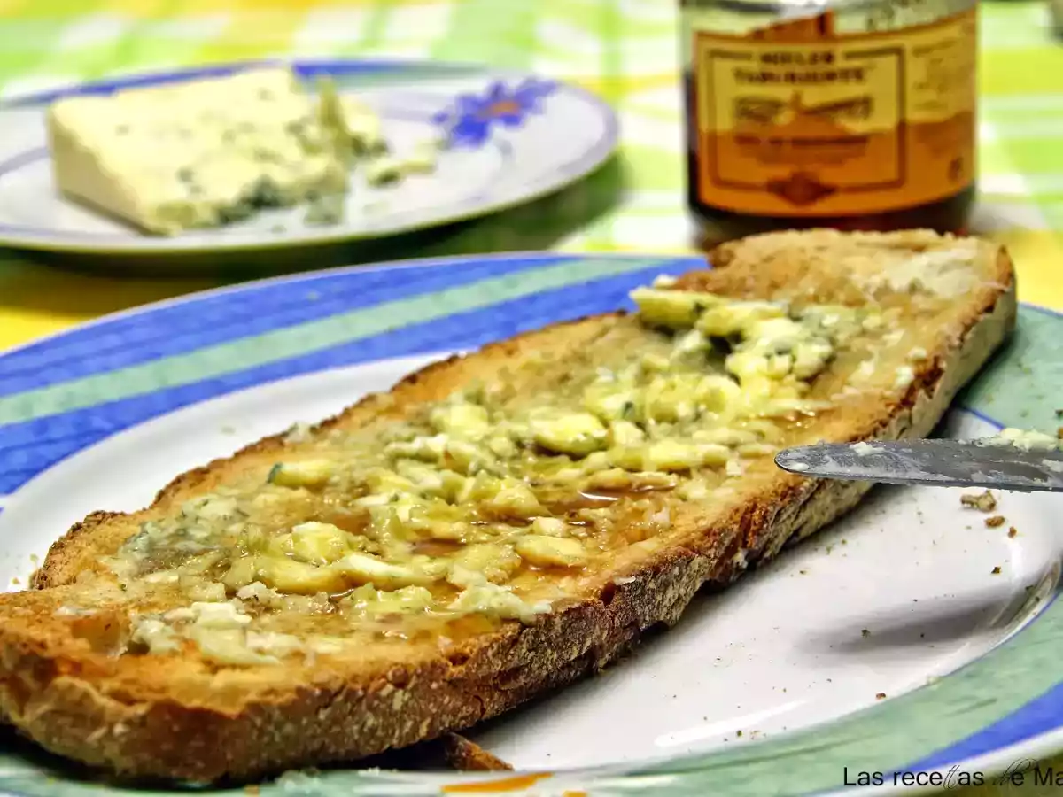Tosta de queso azul y miel