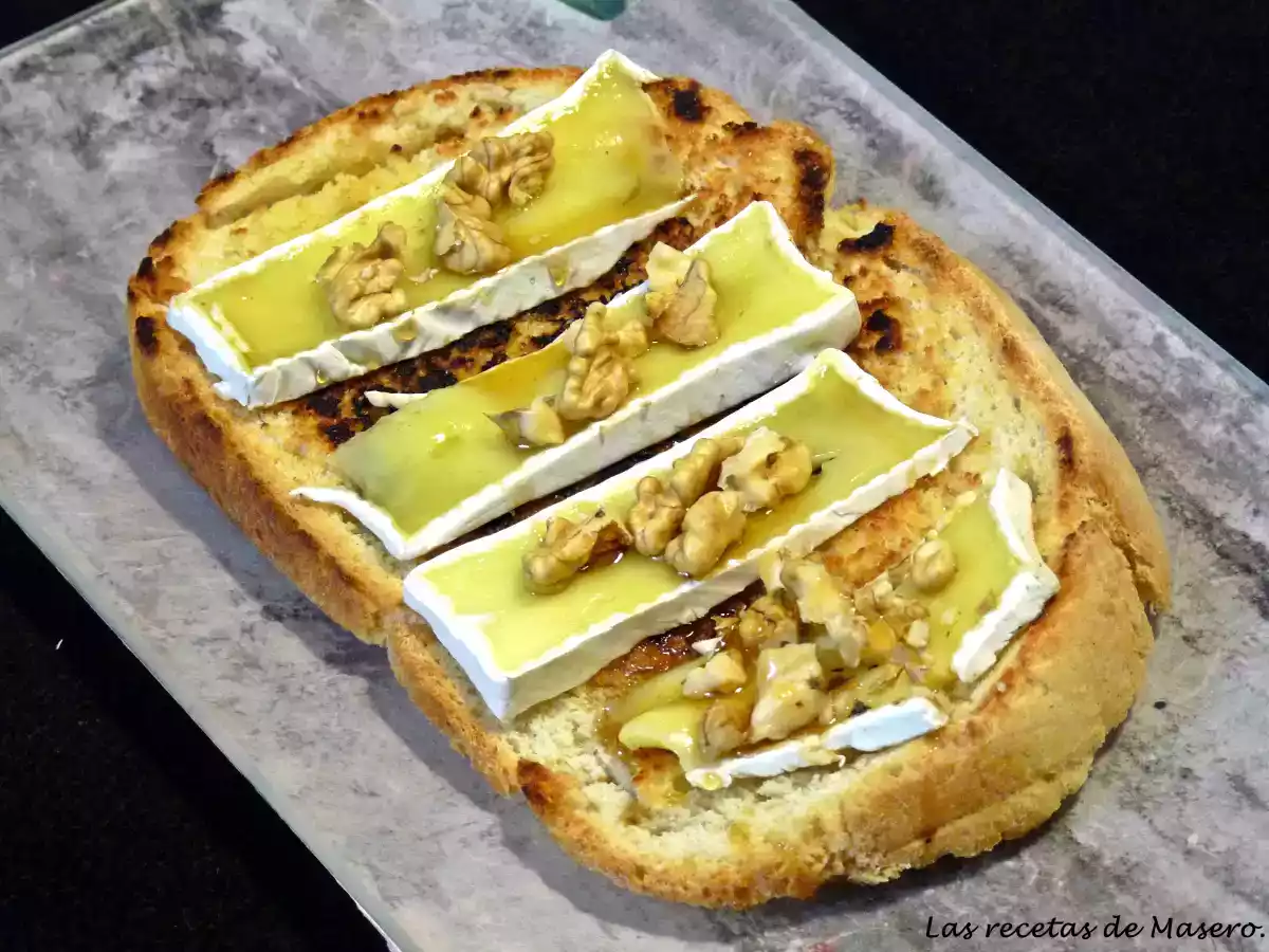 Tosta de queso brie, miel y nueces.