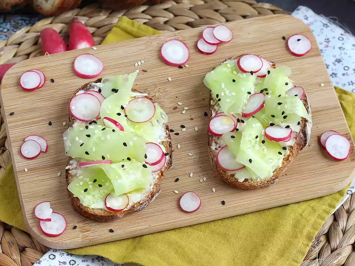 Tosta de queso crema, pepino y rábano