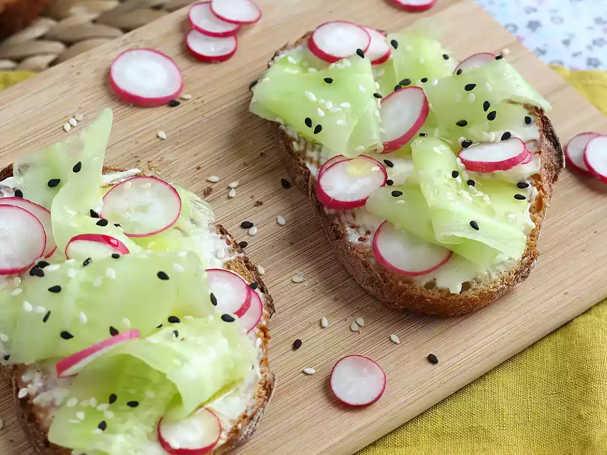 Tosta de queso crema, pepino y rábano - foto 4