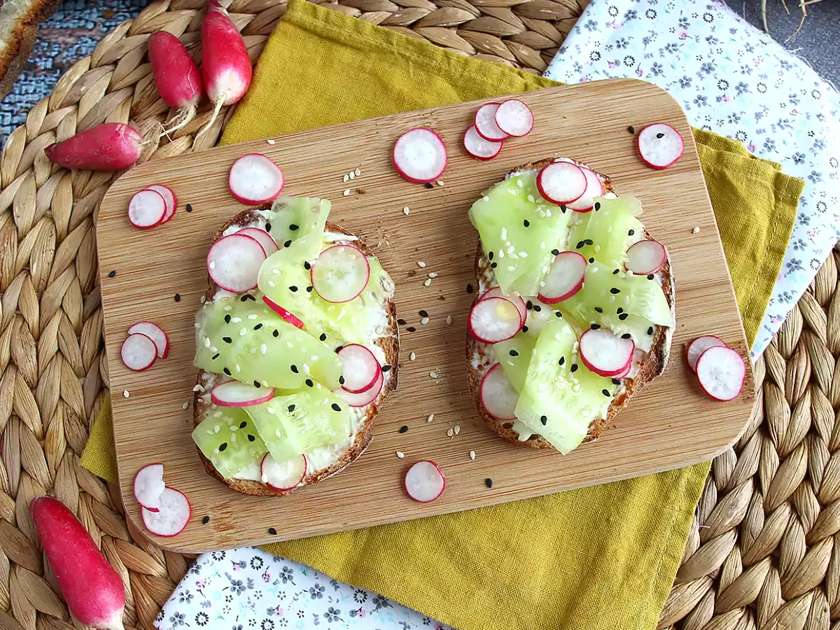Tosta de queso crema, pepino y rábano - foto 5