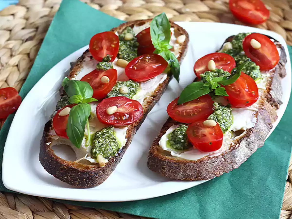 Tosta de queso, pesto y tomates cherry