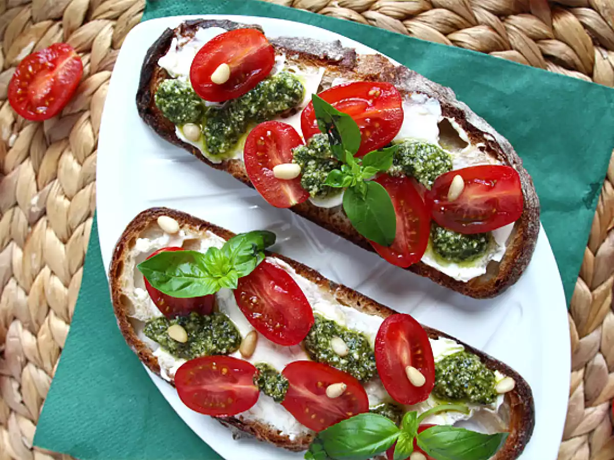 Tosta de queso, pesto y tomates cherry - foto 2