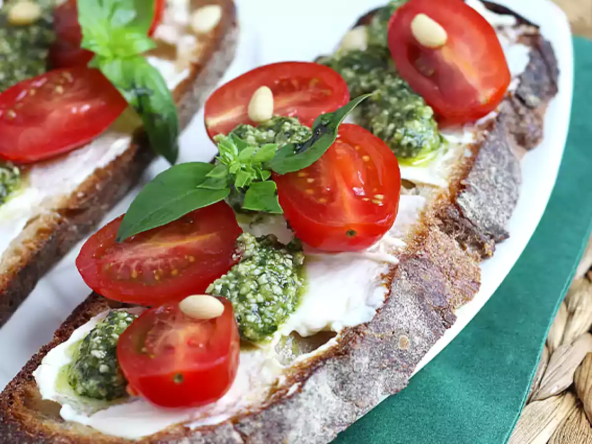 Tosta de queso, pesto y tomates cherry - foto 3