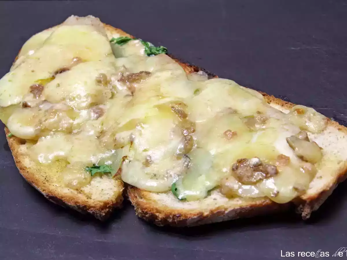 Tosta de queso Stilton y pera (Lockets savoury)