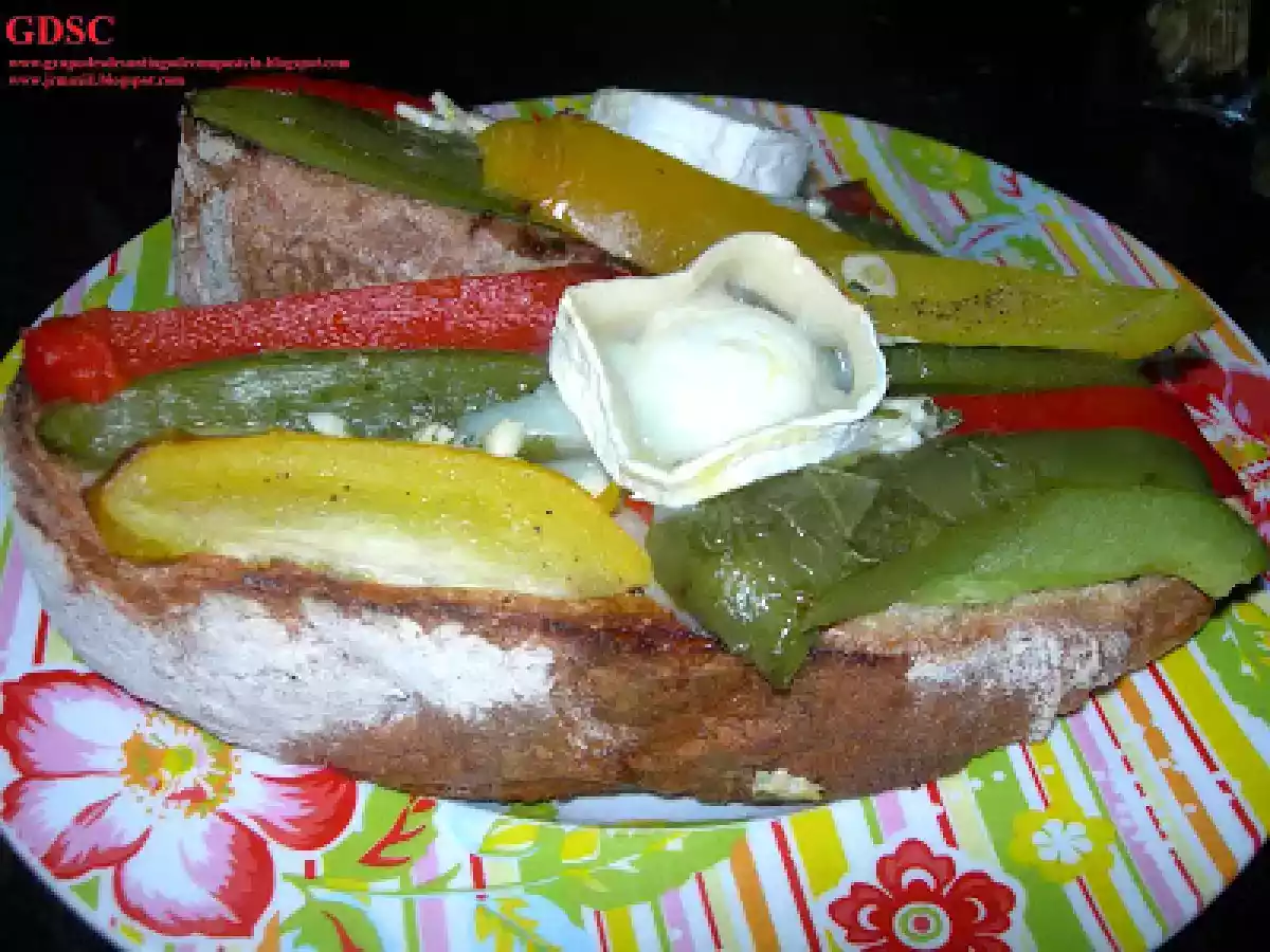 TOSTA DE QUESO Y PIMIENTOS ASADOS