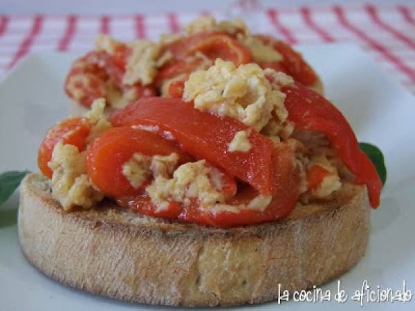 Tosta de revuelto de pimientos asados con atún