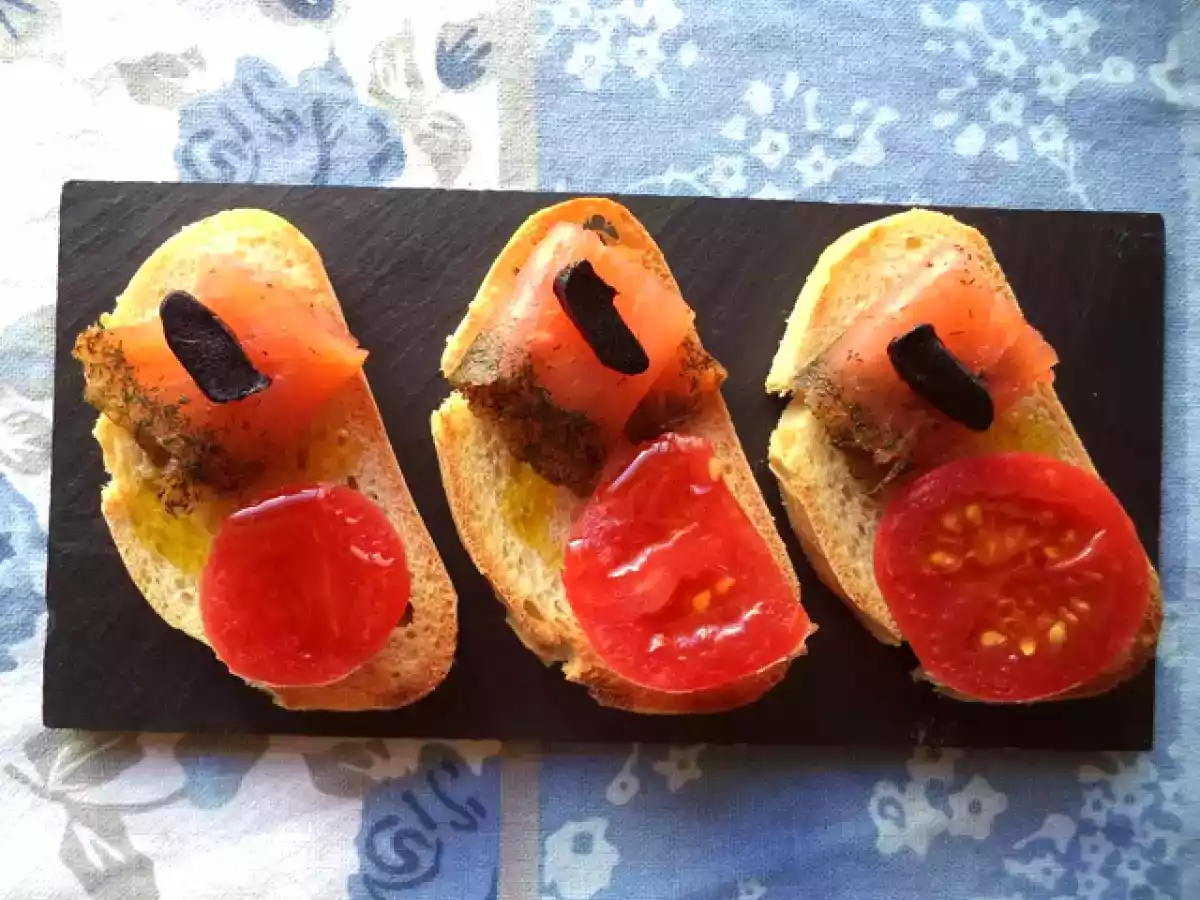 Tosta de Salmon y Ajo Negro