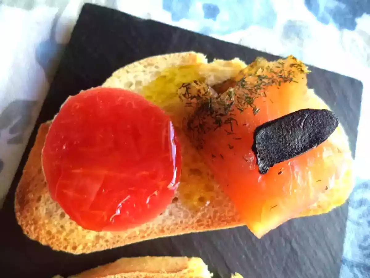 Tosta de Salmon y Ajo Negro - foto 2