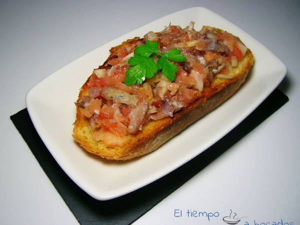 Tosta de sardinas en salazón