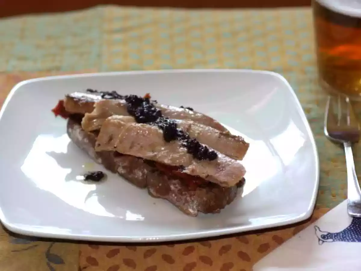 Tosta de ventresca de bonito y tomate seco